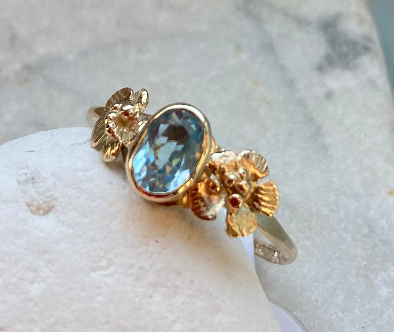pretty blue and gold floral solitaire ring