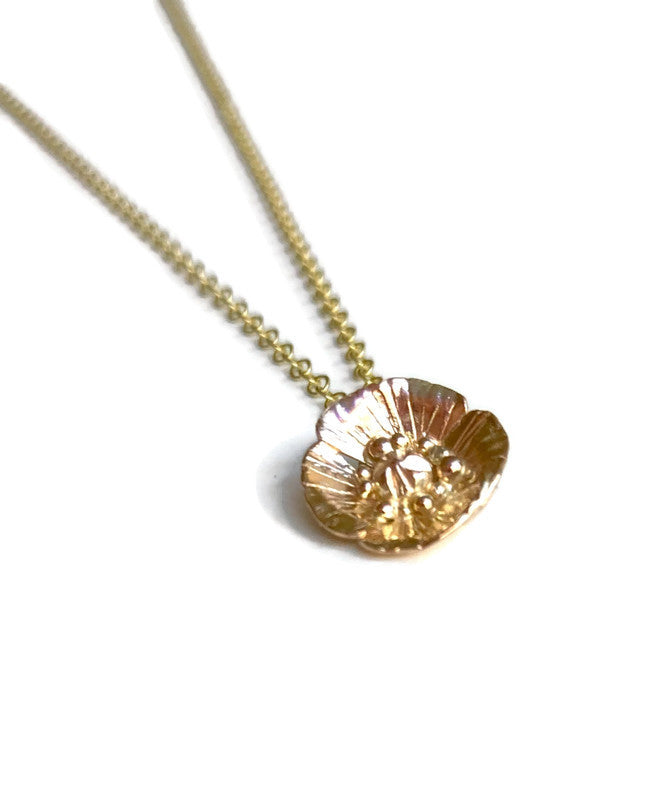 Detailed study of a poppy as a pendant, hand forged in yellow gold, with a gold chain