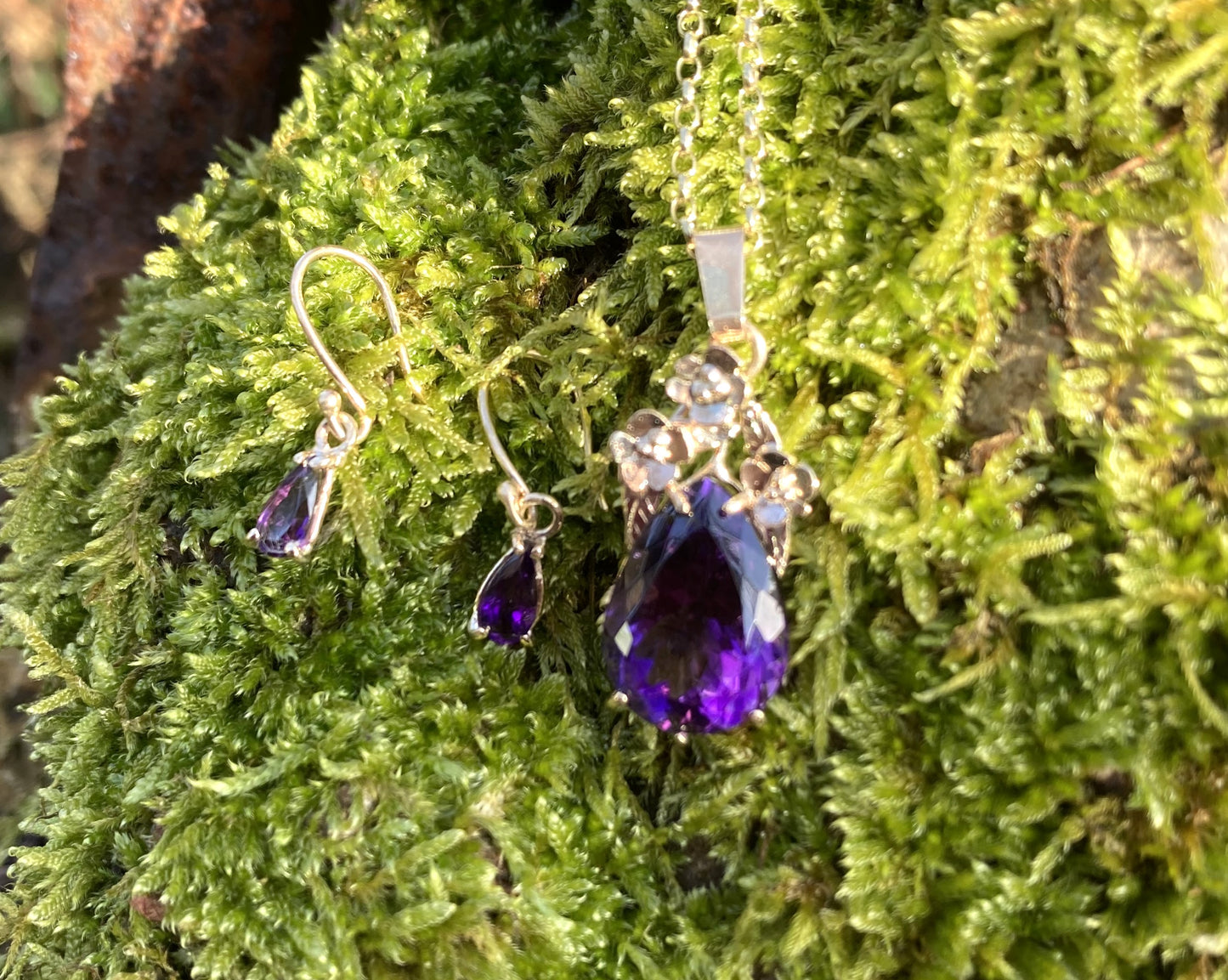 Fabulous Pear Shape Amethyst Gold Floral Pendant Necklace