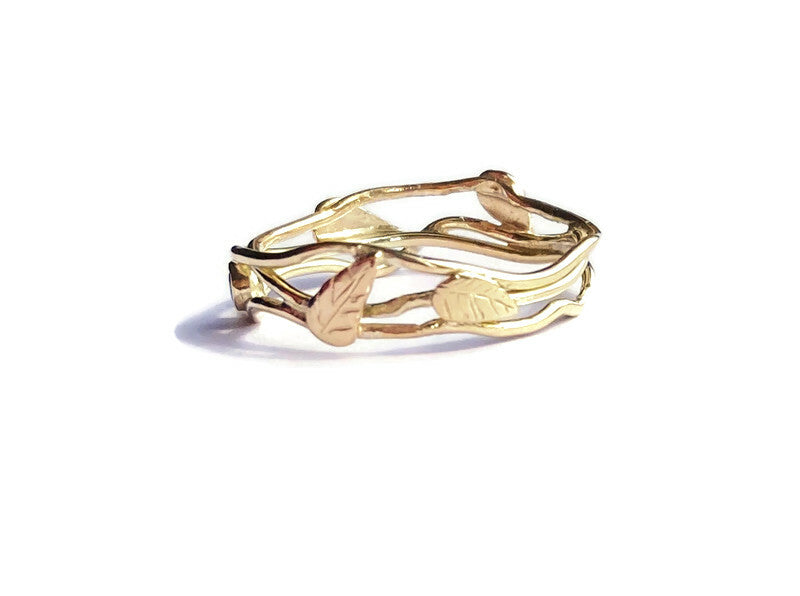 fine gold wire ring with leaf detail